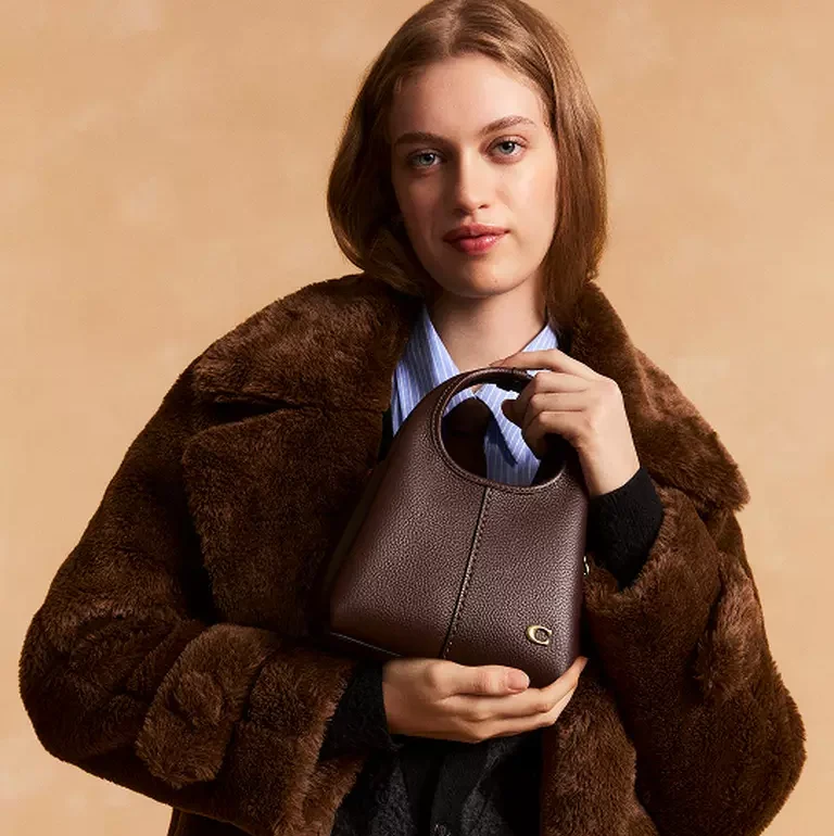 Ar Coach yra prabangi prekės ženklas – kaip iš tikrųjų ją klasifikuoti?